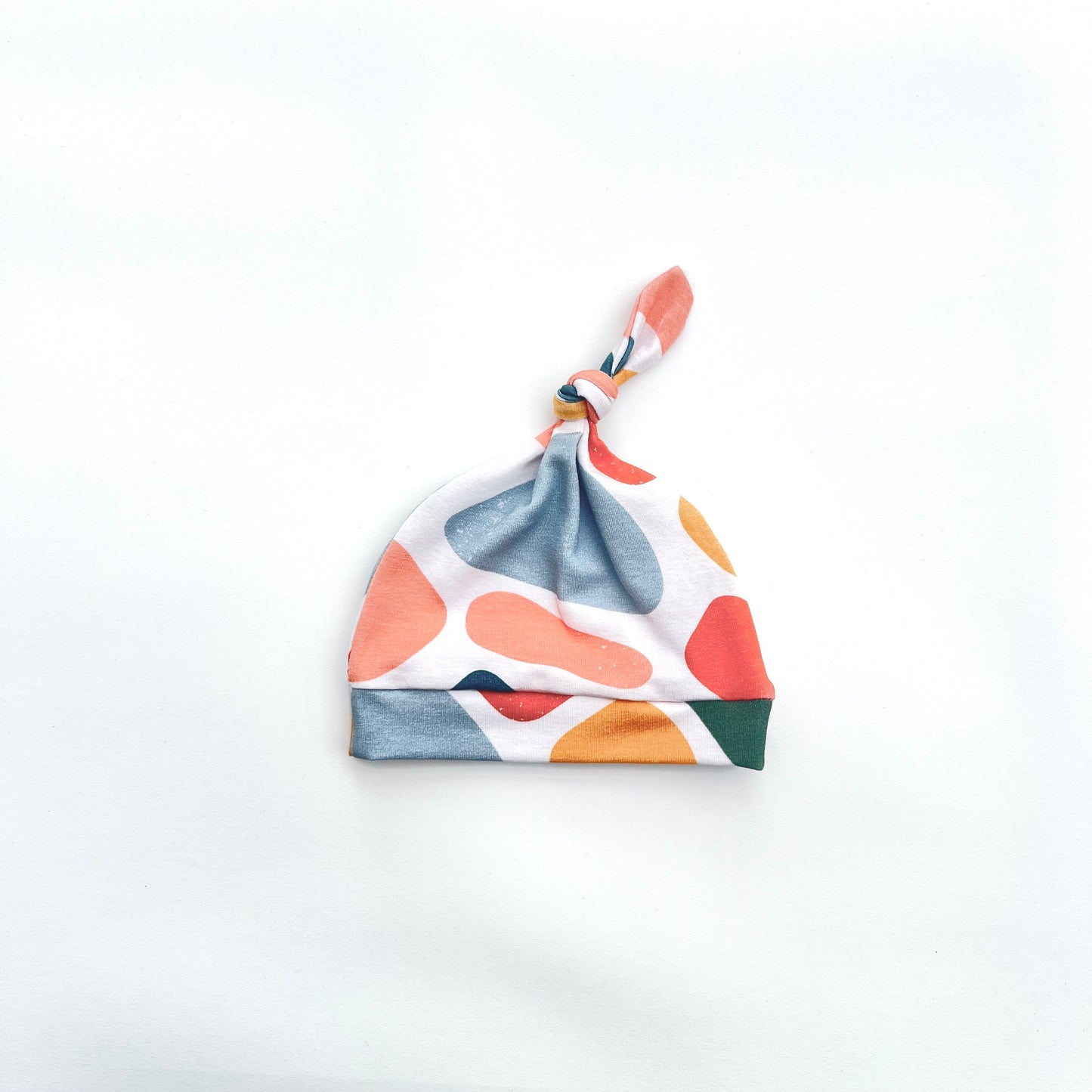 Knotted baby hat in abstract print unisex colour