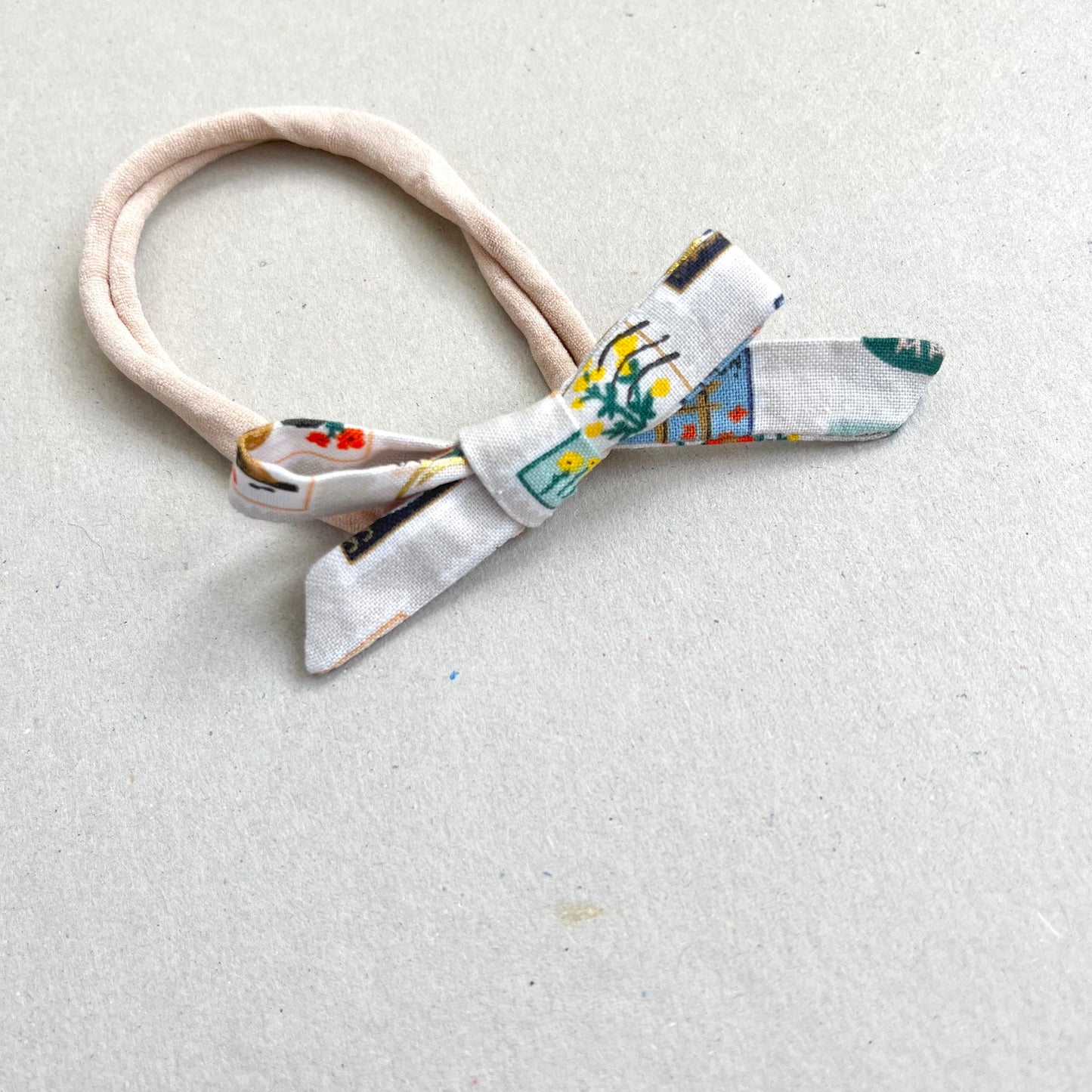 WORLD TRAVELLER ORLA BOW HEADBAND in STONE