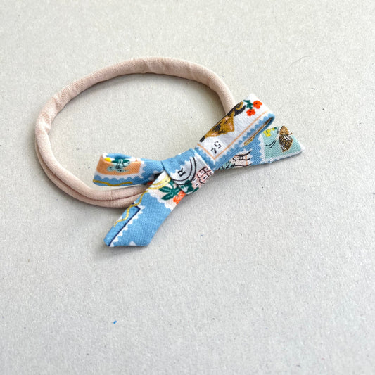 WORLD TRAVELLER ORLA BOW HEADBAND in SKY